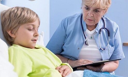 Arzt und Kind im Krankenhaus